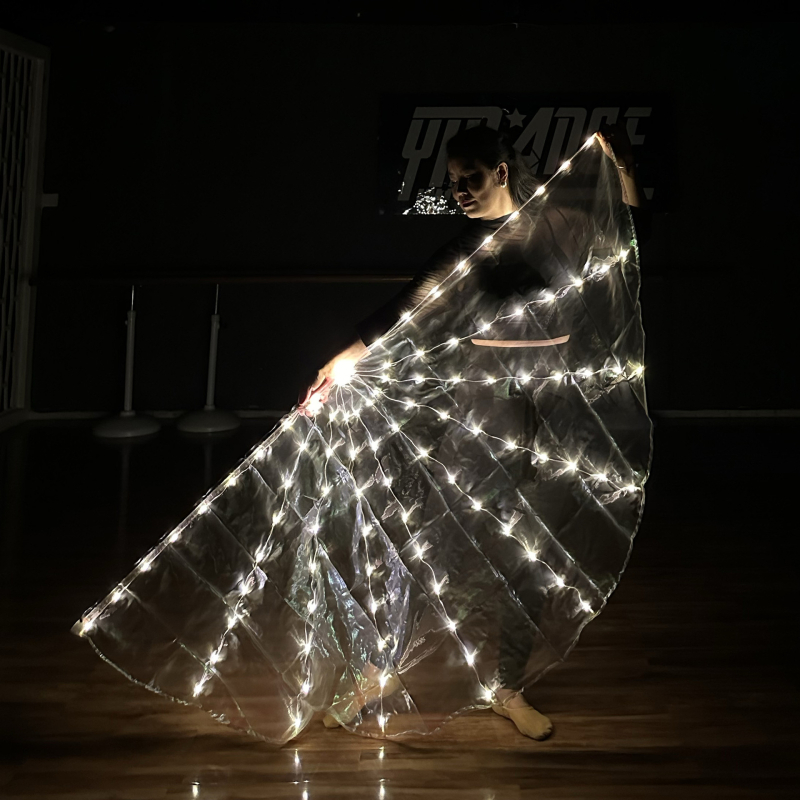 Rekvizit za ples: svijetleća krila leptira za belly dance scenu • Material: poliester + elastan • Lansiranje: proljeće 2025 • Za plesne izvođačice