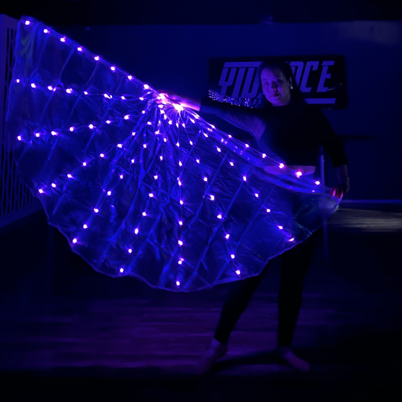 Rekvizit za ples: svijetleća krila leptira za belly dance scenu • Material: poliester + elastan • Lansiranje: proljeće 2025 • Za plesne izvođačice