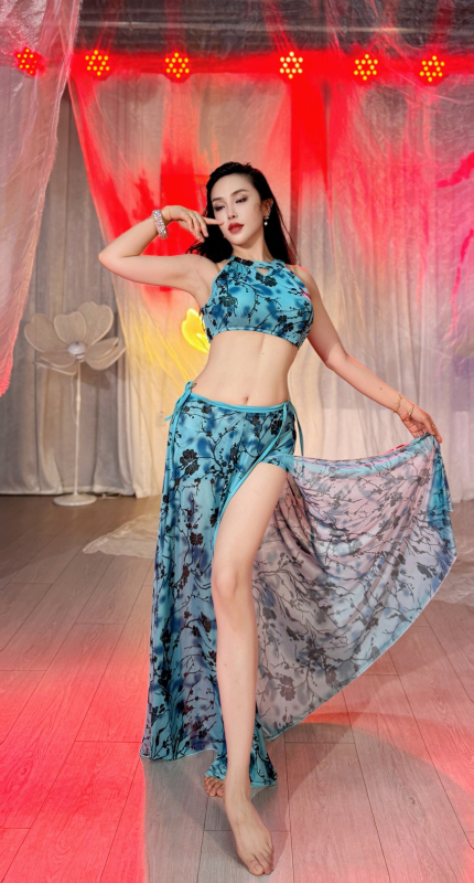 Costum de dans Belly Dance pentru vară 2025: top din plasă fără bretele, plasă imprimată și fustă cu talie atârnândă, poliester ≤30%, elegant, proaspăt și dulce