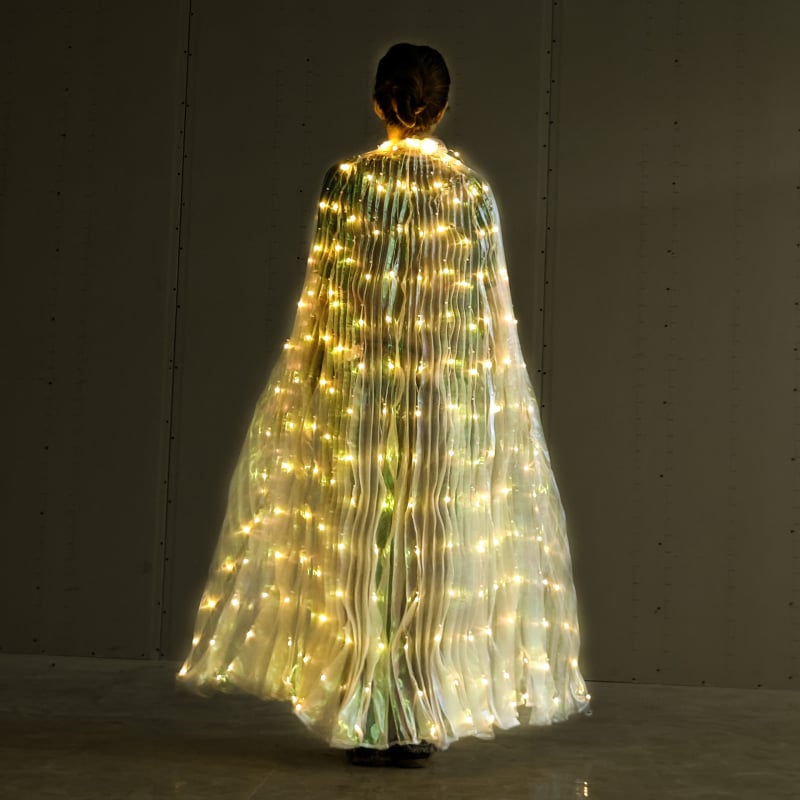 Светещо наметало с криле на пеперуда за сценични изпълнения (LED осветление; полиестер; полу ръчна и полу механична изработка)