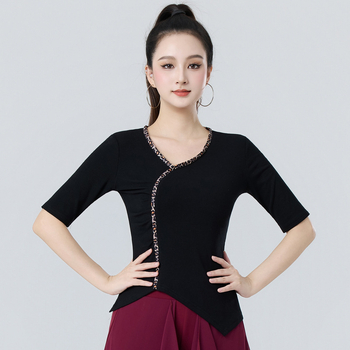 Top modern de dans pentru femei adulte — decolteu în V, mâneci medii, croială asimetrică, bumbac în dungi