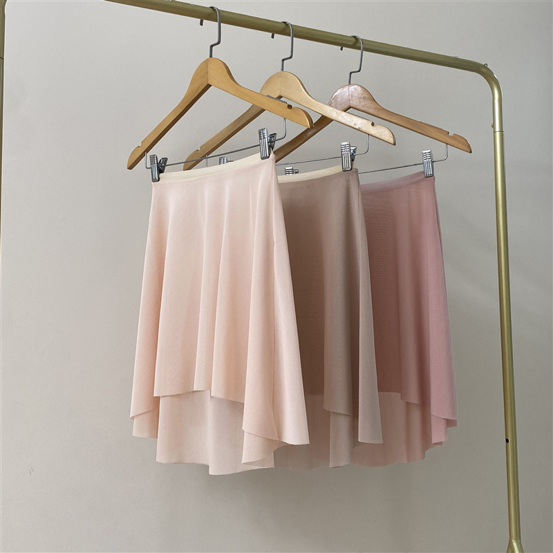 Fustă de balet din plasă pentru yoga aeriană — fața scurtă, spatele lung, talie elastică; țesătură principală poliester 70–80%, poliester secundar 30–50%; Primăvara 2025, stil chinezesc, retro literar