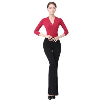Modern táncruházati készlet V-nyakú bodival és széles szárú nadrággal, 87% pamut anyag és 87% pamut bélés, felnőtt nőknek.