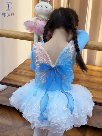 Gyerekeknek szóló balett- és gimnasztika ruházat: felső hosszú ujjú és szoknya, hátán pillangó mintával; nejlon anyag, puha felületkezelés, enzimes mosás; 3–8 évesek