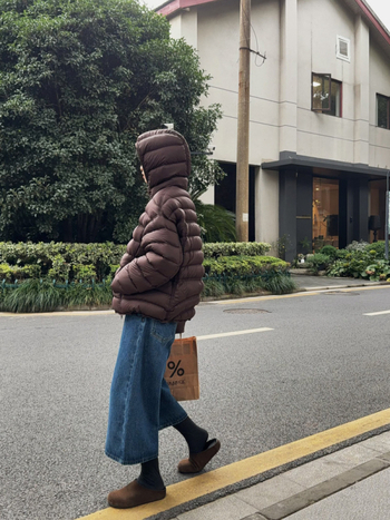 Ženska jakna s perjem Turtle-back rib dizajnom, zima 2025, korejski casual stil, opuštena silueta, kapuljača, kratka dužina, najlon materijal, punilo bijeli patka puh 90–95%, 101–200 g