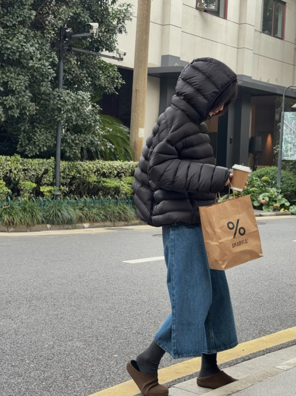 Ženska jakna s perjem Turtle-back rib dizajnom, zima 2025, korejski casual stil, opuštena silueta, kapuljača, kratka dužina, najlon materijal, punilo bijeli patka puh 90–95%, 101–200 g
