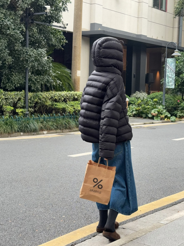 Ženska jakna s perjem Turtle-back rib dizajnom, zima 2025, korejski casual stil, opuštena silueta, kapuljača, kratka dužina, najlon materijal, punilo bijeli patka puh 90–95%, 101–200 g