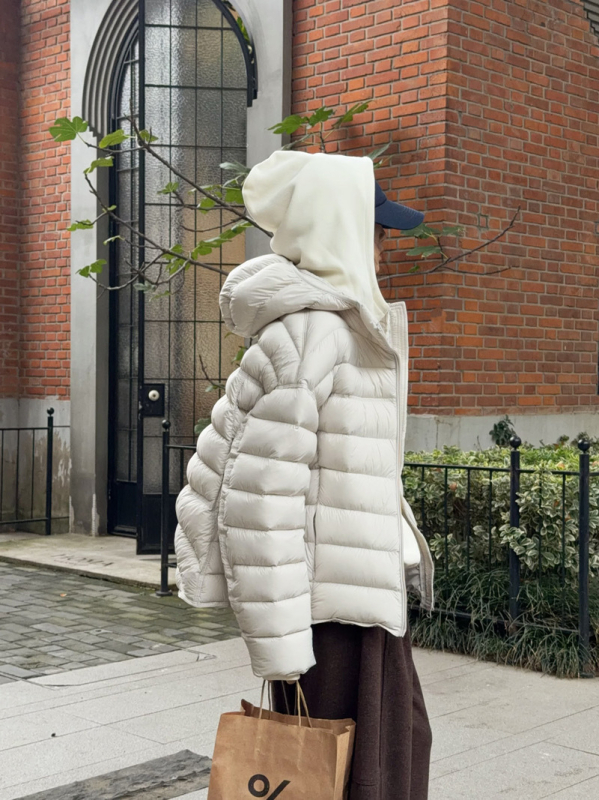 Ženska jakna s perjem Turtle-back rib dizajnom, zima 2025, korejski casual stil, opuštena silueta, kapuljača, kratka dužina, najlon materijal, punilo bijeli patka puh 90–95%, 101–200 g