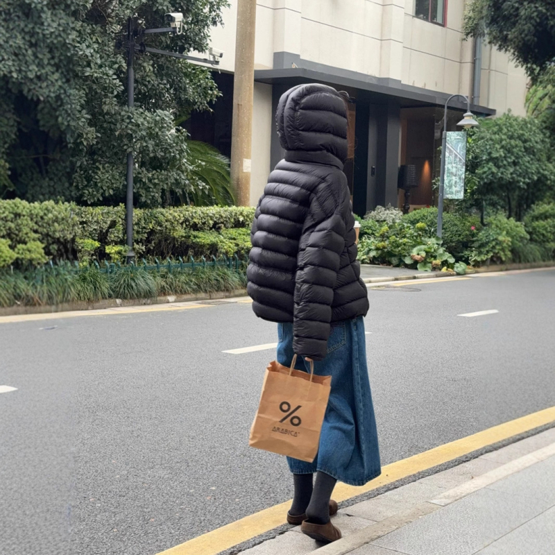 Ženska jakna s perjem Turtle-back rib dizajnom, zima 2025, korejski casual stil, opuštena silueta, kapuljača, kratka dužina, najlon materijal, punilo bijeli patka puh 90–95%, 101–200 g
