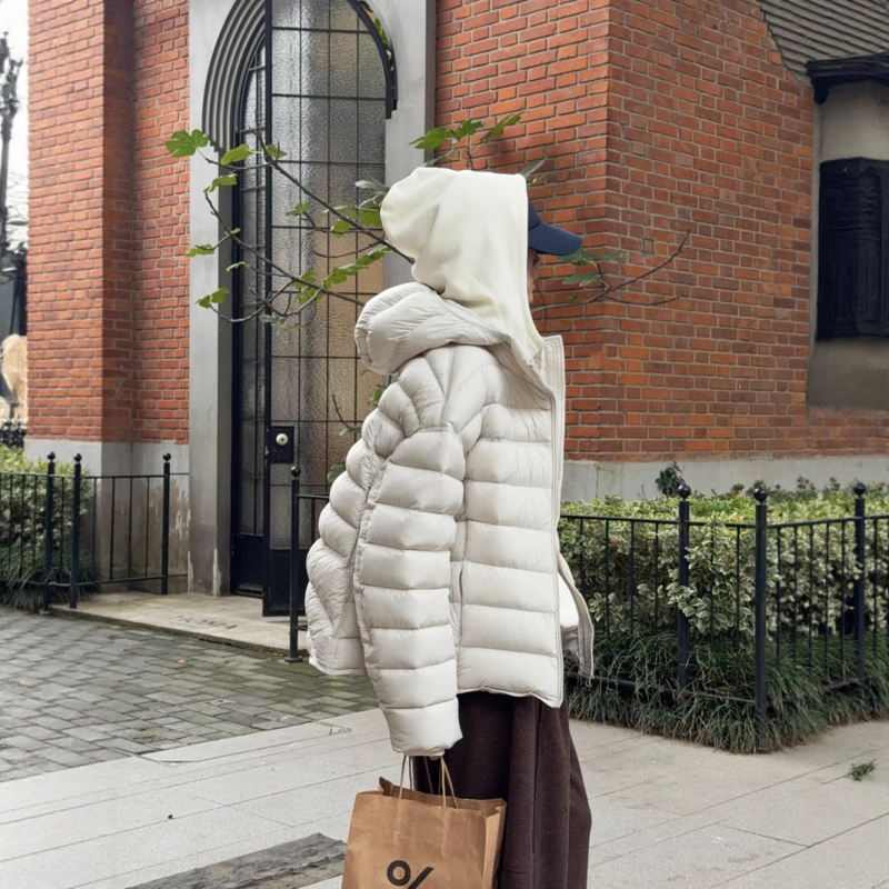Ženska jakna s perjem Turtle-back rib dizajnom, zima 2025, korejski casual stil, opuštena silueta, kapuljača, kratka dužina, najlon materijal, punilo bijeli patka puh 90–95%, 101–200 g