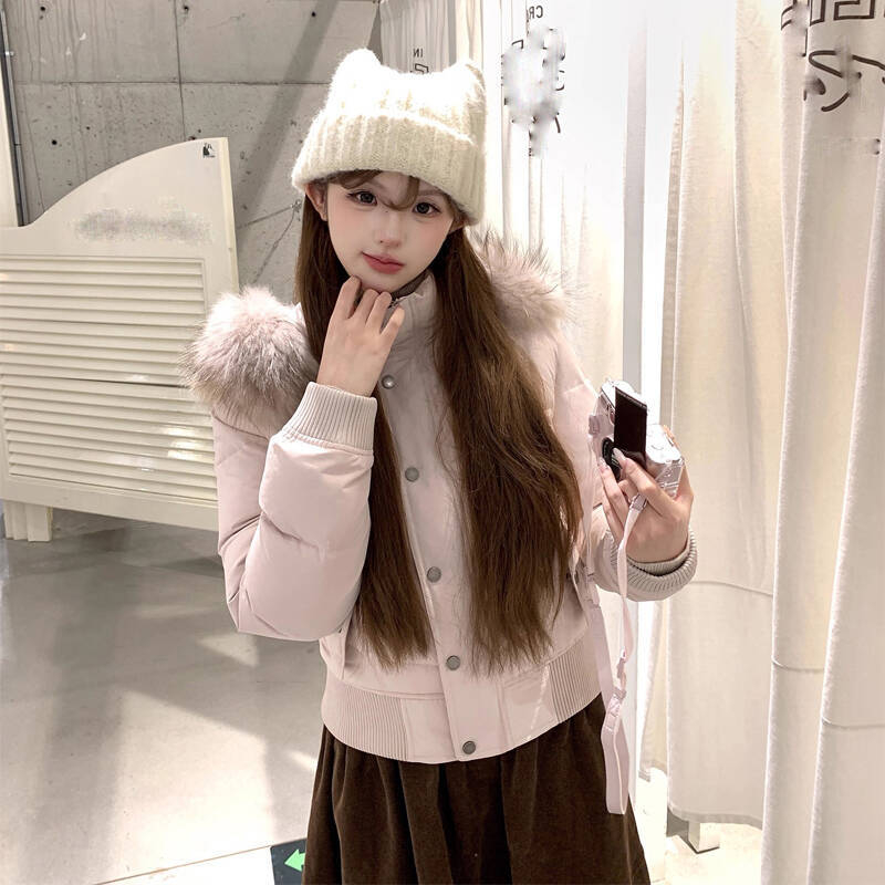 Ženska jakna od bijelog patka perja, slim fit, kapuljača, flis podstava, veliki umjetni krzneni ovratnik