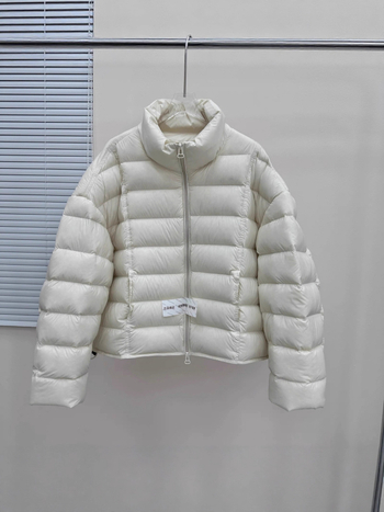 Ženska kratka jakna s perjem, zima 2025, stojeći ovratnik, bez kapulje, bijeli gusji per, najlon vanjska tkanina, elegantan gradski stil