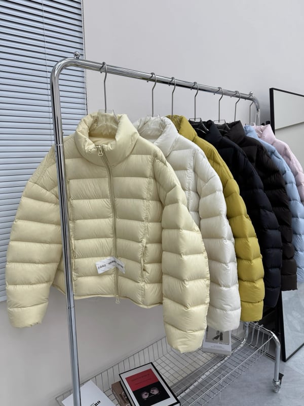 Ženska kratka jakna s perjem, zima 2025, stojeći ovratnik, bez kapulje, bijeli gusji per, najlon vanjska tkanina, elegantan gradski stil