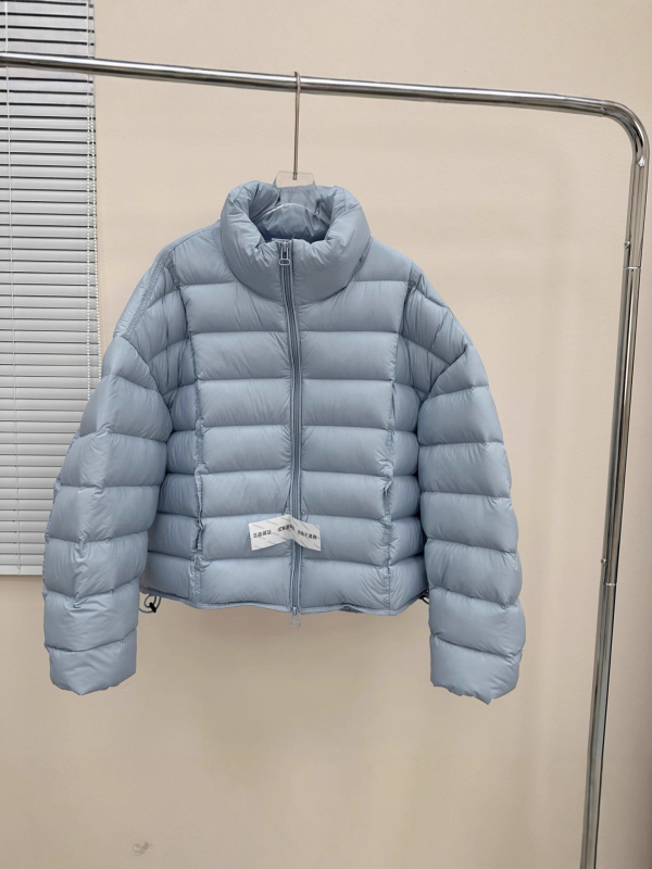 Ženska kratka jakna s perjem, zima 2025, stojeći ovratnik, bez kapulje, bijeli gusji per, najlon vanjska tkanina, elegantan gradski stil