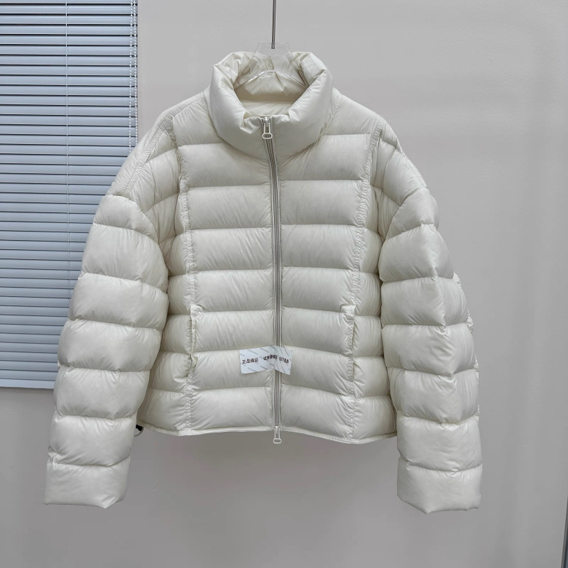 Ženska kratka jakna s perjem, zima 2025, stojeći ovratnik, bez kapulje, bijeli gusji per, najlon vanjska tkanina, elegantan gradski stil