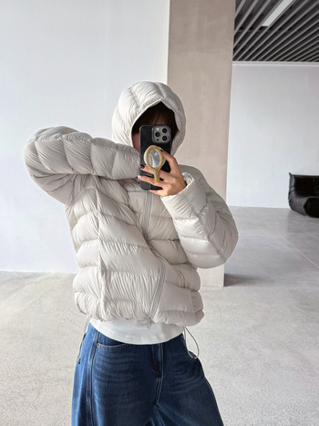 Ženska jakna s kačjim perju 86–90%, debeli najlon materijal, stojeći ovratnik, zatvarač, dugi rukavi, standardna duljina, casual zimski stil, 2025