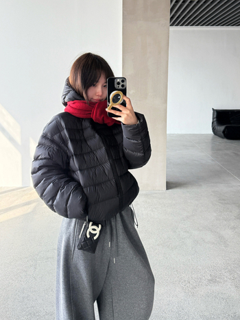 Ženska jakna s kačjim perju 86–90%, debeli najlon materijal, stojeći ovratnik, zatvarač, dugi rukavi, standardna duljina, casual zimski stil, 2025