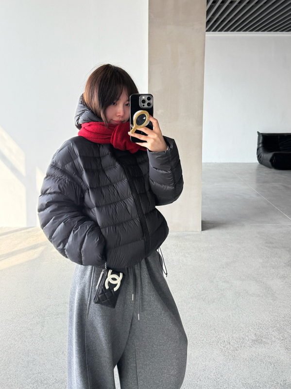 Ženska jakna s kačjim perju 86–90%, debeli najlon materijal, stojeći ovratnik, zatvarač, dugi rukavi, standardna duljina, casual zimski stil, 2025