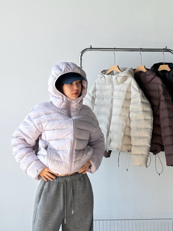 Ženska jakna s kačjim perju 86–90%, debeli najlon materijal, stojeći ovratnik, zatvarač, dugi rukavi, standardna duljina, casual zimski stil, 2025