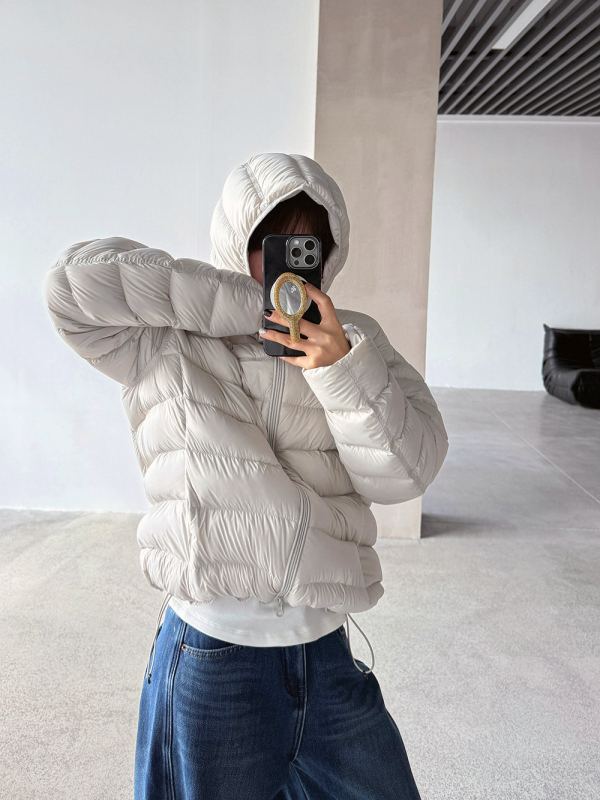 Ženska jakna s kačjim perju 86–90%, debeli najlon materijal, stojeći ovratnik, zatvarač, dugi rukavi, standardna duljina, casual zimski stil, 2025