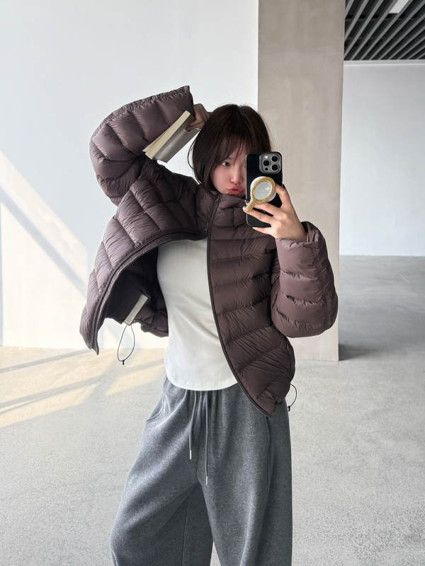Ženska jakna s kačjim perju 86–90%, debeli najlon materijal, stojeći ovratnik, zatvarač, dugi rukavi, standardna duljina, casual zimski stil, 2025