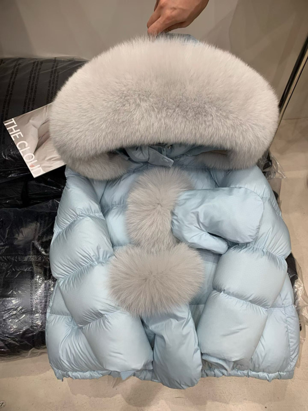 Geacă damă scurtă din puf, cu glugă, guler din blană de vulpe, umplutură din puf de rață alb, 201–300 g, 86–90% puf, țesătură exterioară din nylon