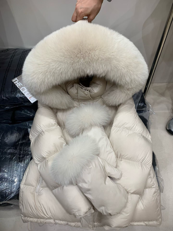 Geacă damă scurtă din puf, cu glugă, guler din blană de vulpe, umplutură din puf de rață alb, 201–300 g, 86–90% puf, țesătură exterioară din nylon