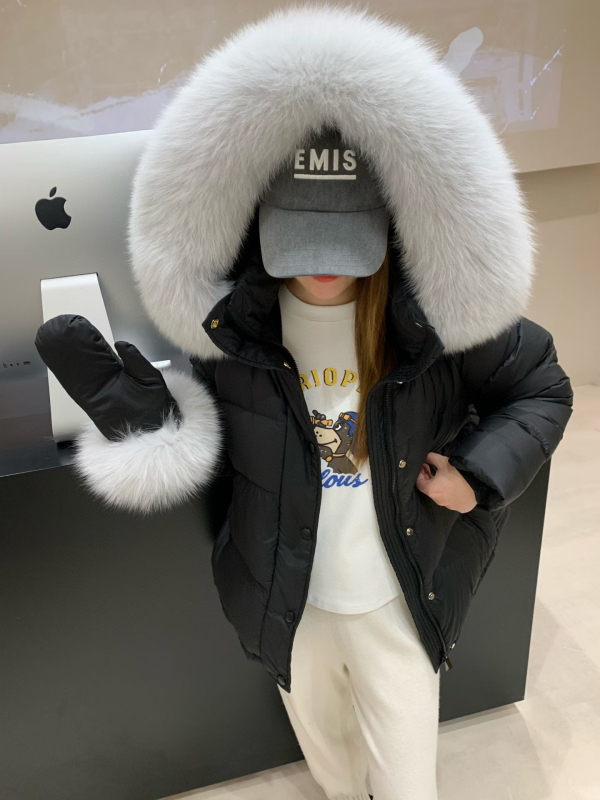 Geacă damă scurtă din puf, cu glugă, guler din blană de vulpe, umplutură din puf de rață alb, 201–300 g, 86–90% puf, țesătură exterioară din nylon