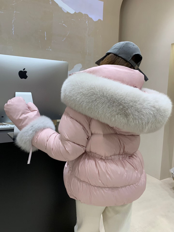 Geacă damă scurtă din puf, cu glugă, guler din blană de vulpe, umplutură din puf de rață alb, 201–300 g, 86–90% puf, țesătură exterioară din nylon