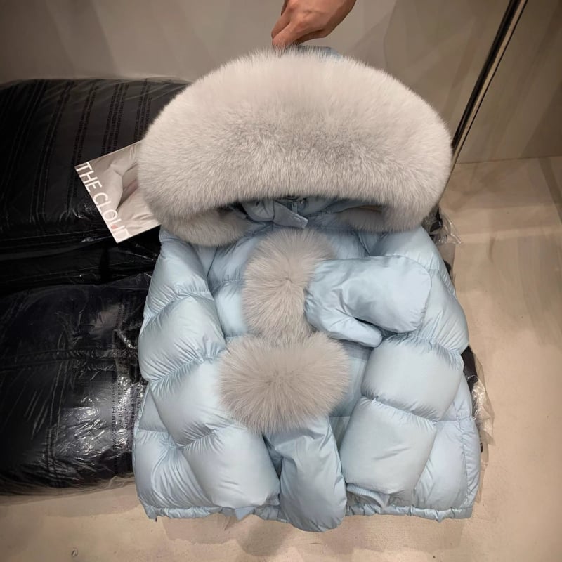 Geacă damă scurtă din puf, cu glugă, guler din blană de vulpe, umplutură din puf de rață alb, 201–300 g, 86–90% puf, țesătură exterioară din nylon