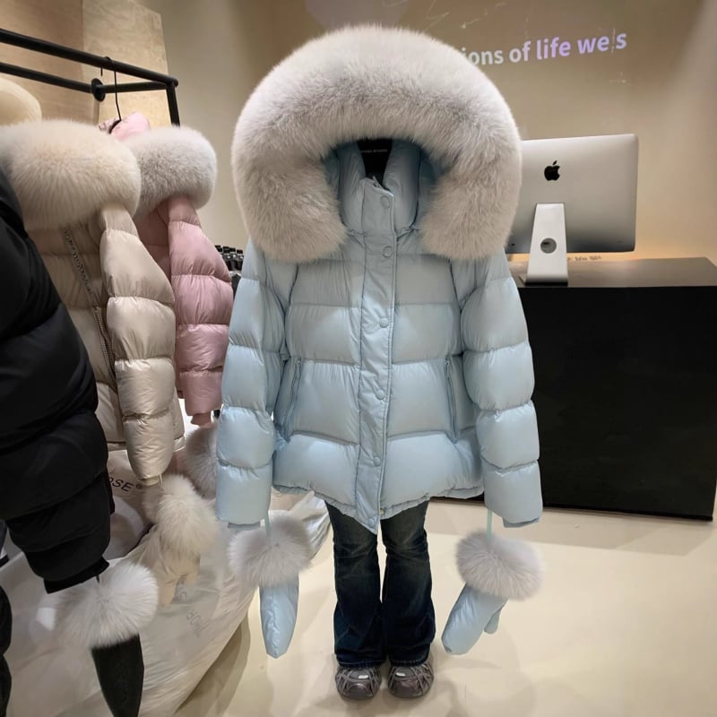 Geacă damă scurtă din puf, cu glugă, guler din blană de vulpe, umplutură din puf de rață alb, 201–300 g, 86–90% puf, țesătură exterioară din nylon