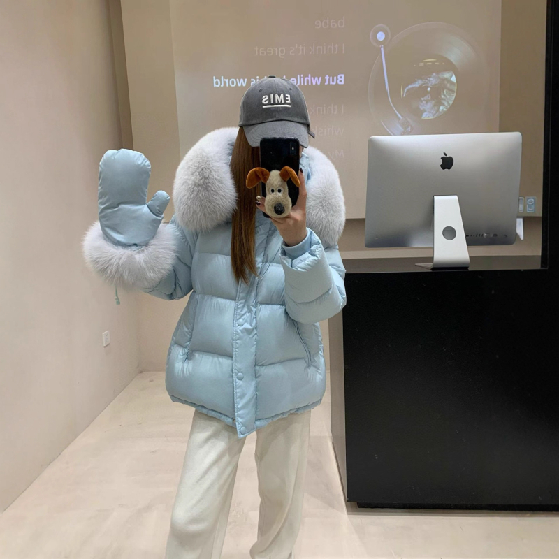 Geacă damă scurtă din puf, cu glugă, guler din blană de vulpe, umplutură din puf de rață alb, 201–300 g, 86–90% puf, țesătură exterioară din nylon