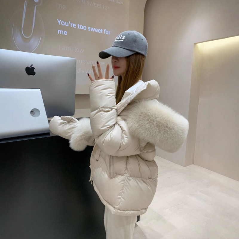 Geacă damă scurtă din puf, cu glugă, guler din blană de vulpe, umplutură din puf de rață alb, 201–300 g, 86–90% puf, țesătură exterioară din nylon
