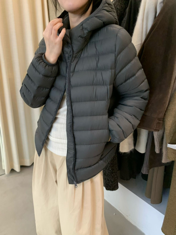 Geacă de puf cu glugă, Standard Național, umplutură din puf 86–90%, țesătură nylon 100%, croială regulată, iarnă 2025