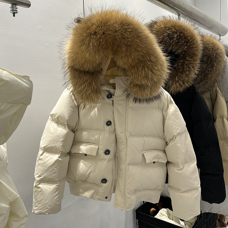 Дамско пухено яке с качулка и пухена яка, късо, свободен силует, ципово затваряне, пълнеж: бял патеши пух, съдържание пух 50%, основна материя: полиестер