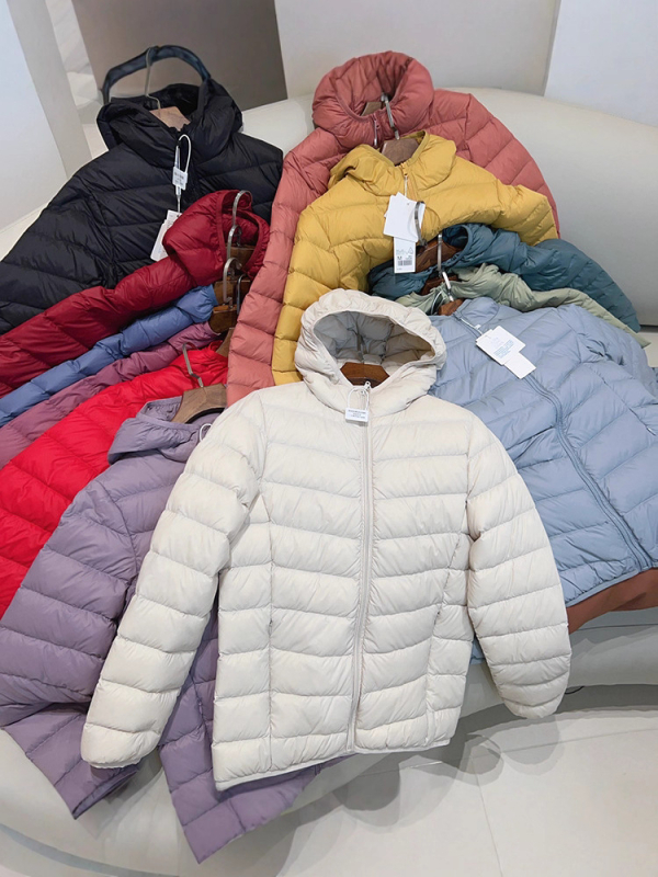 Γυναικείο ελαφρύ πουπουλένιο μπουφάν με κουκούλα, ελεύθερη γραμμή, κοντό μήκος, φερμουάρ, Χειμώνας 2025