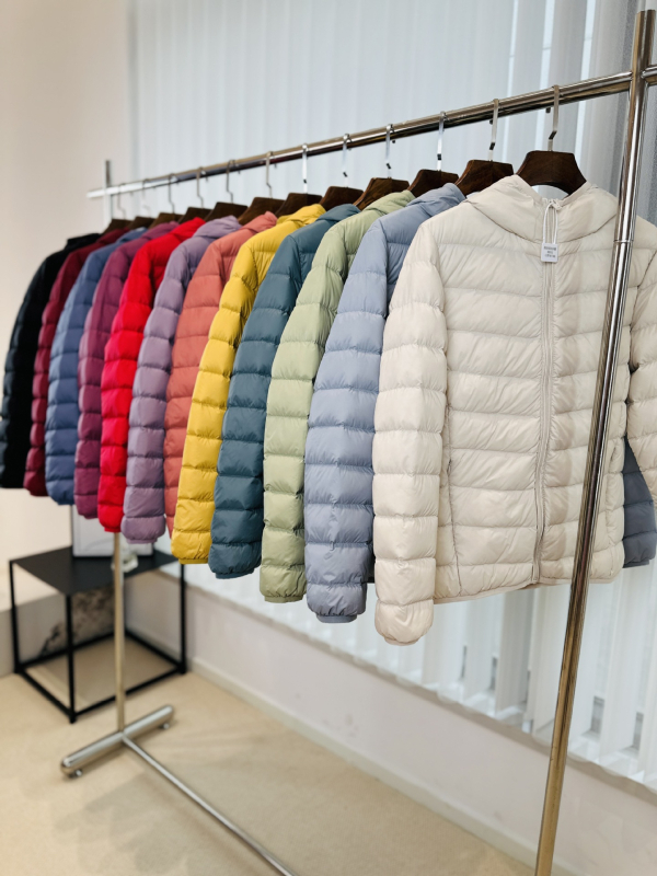 Γυναικείο ελαφρύ πουπουλένιο μπουφάν με κουκούλα, ελεύθερη γραμμή, κοντό μήκος, φερμουάρ, Χειμώνας 2025