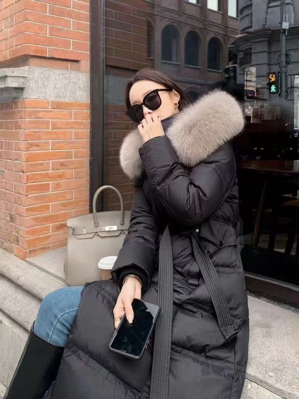 Palton lung de puf cu glugă și guler din blană de raton, glugă detașabilă, croială slim, lungime peste genunchi, umplitură din puf de rață