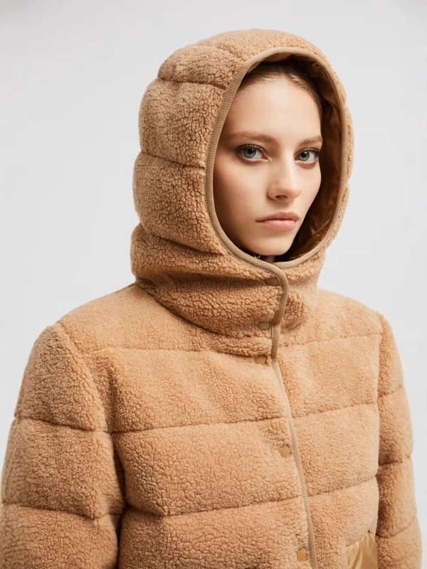 Ženska jakna s kapuljačom, Teddy velur uzorak, punjenje bijeli patka perja 81–85%, vanjski dio polar fleece, poliester