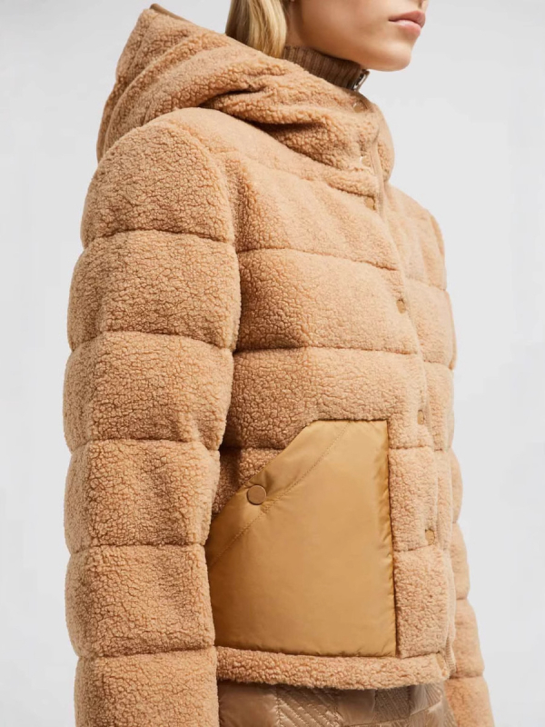 Ženska jakna s kapuljačom, Teddy velur uzorak, punjenje bijeli patka perja 81–85%, vanjski dio polar fleece, poliester