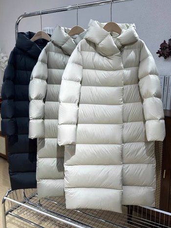 Dámsky dlhý kabát s kapucňou z down, plnenie kačacou perou a kašmírom 86–90%, polyesterová tkanina, voľný strih, dĺžka 80–100 cm