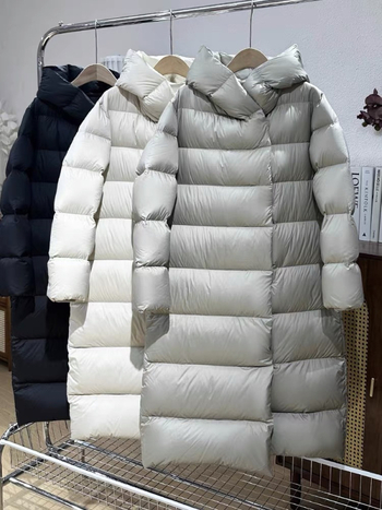 Dámsky dlhý kabát s kapucňou z down, plnenie kačacou perou a kašmírom 86–90%, polyesterová tkanina, voľný strih, dĺžka 80–100 cm