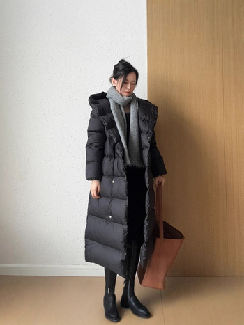 Dámsky dlhý kabát s kapucňou z down, plnenie kačacou perou a kašmírom 86–90%, polyesterová tkanina, voľný strih, dĺžka 80–100 cm