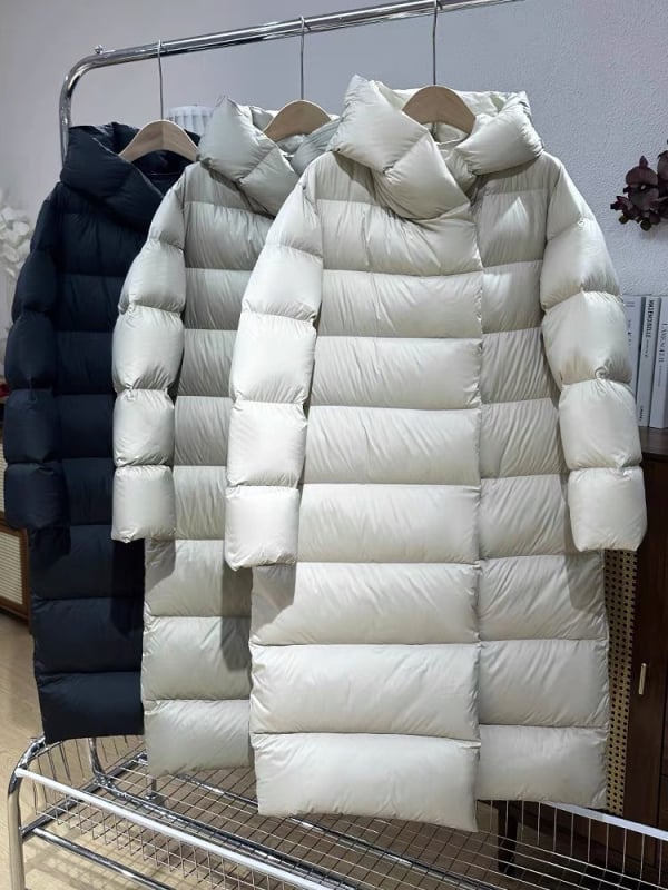 Dámsky dlhý kabát s kapucňou z down, plnenie kačacou perou a kašmírom 86–90%, polyesterová tkanina, voľný strih, dĺžka 80–100 cm