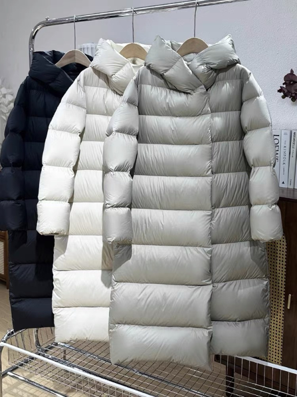 Dámsky dlhý kabát s kapucňou z down, plnenie kačacou perou a kašmírom 86–90%, polyesterová tkanina, voľný strih, dĺžka 80–100 cm