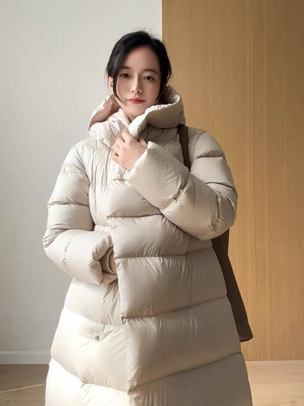 Dámsky dlhý kabát s kapucňou z down, plnenie kačacou perou a kašmírom 86–90%, polyesterová tkanina, voľný strih, dĺžka 80–100 cm