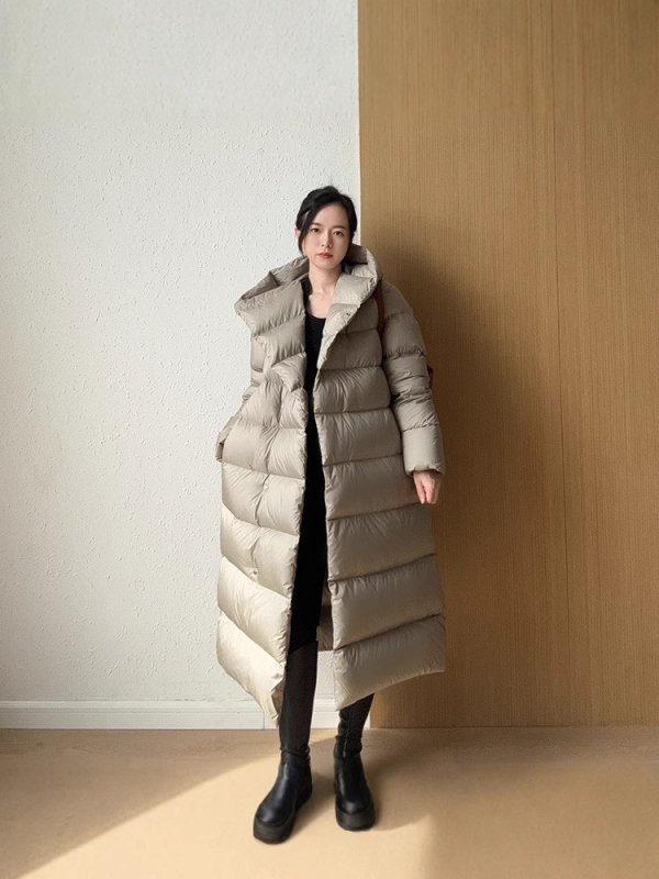 Dámsky dlhý kabát s kapucňou z down, plnenie kačacou perou a kašmírom 86–90%, polyesterová tkanina, voľný strih, dĺžka 80–100 cm