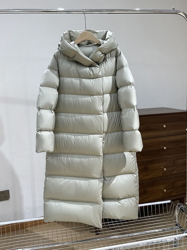 Dámsky dlhý kabát s kapucňou z down, plnenie kačacou perou a kašmírom 86–90%, polyesterová tkanina, voľný strih, dĺžka 80–100 cm