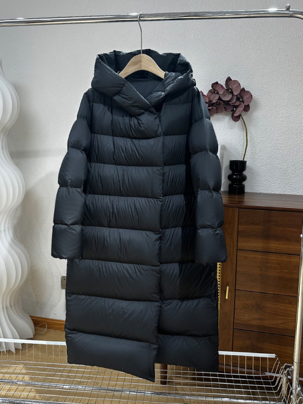 Dámsky dlhý kabát s kapucňou z down, plnenie kačacou perou a kašmírom 86–90%, polyesterová tkanina, voľný strih, dĺžka 80–100 cm