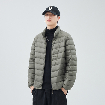 Geacă de puf pentru bărbați, subțire și ușoară, cu guler înalt, conținut puf 86–90%, umplutură din puf de rață alb, rezistentă la vânt